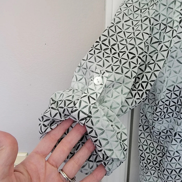 Foxcroft Wrinkle Free Women's Button Down Blouse Green White Geometric Print 14 - Picture 5 of 10